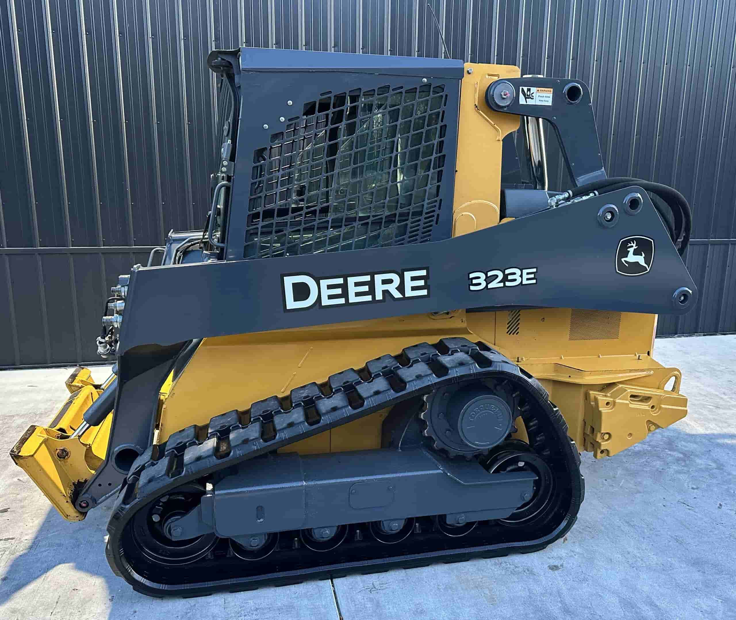 2015 JOHN DEERE 323E
